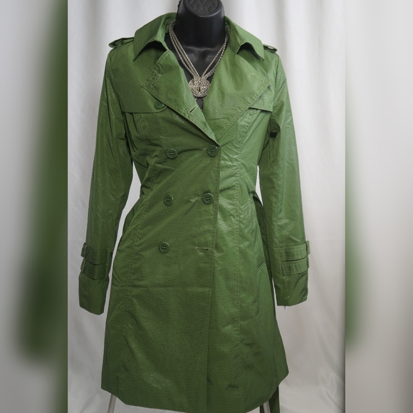 Women's Green Burberry Trench Coat with Belt and Buttons - Picture 7 of 9
